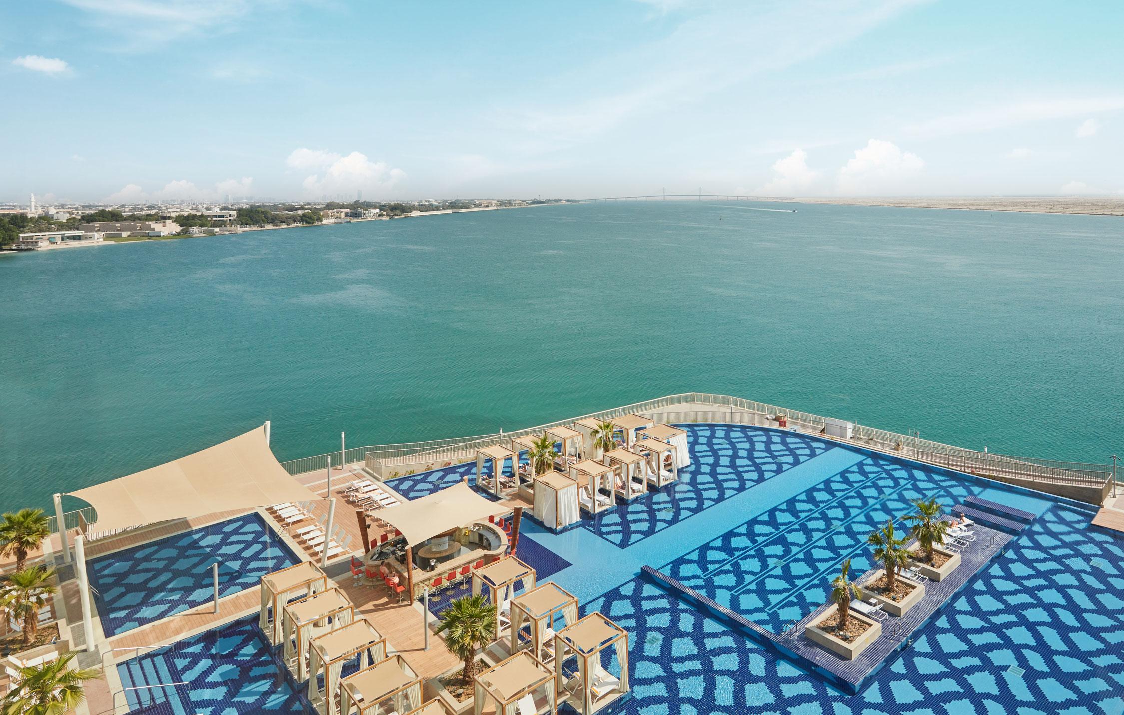 Royal M Hotel Abu Dhabi By Gewan Bagian luar foto The pool at the top of the hotel