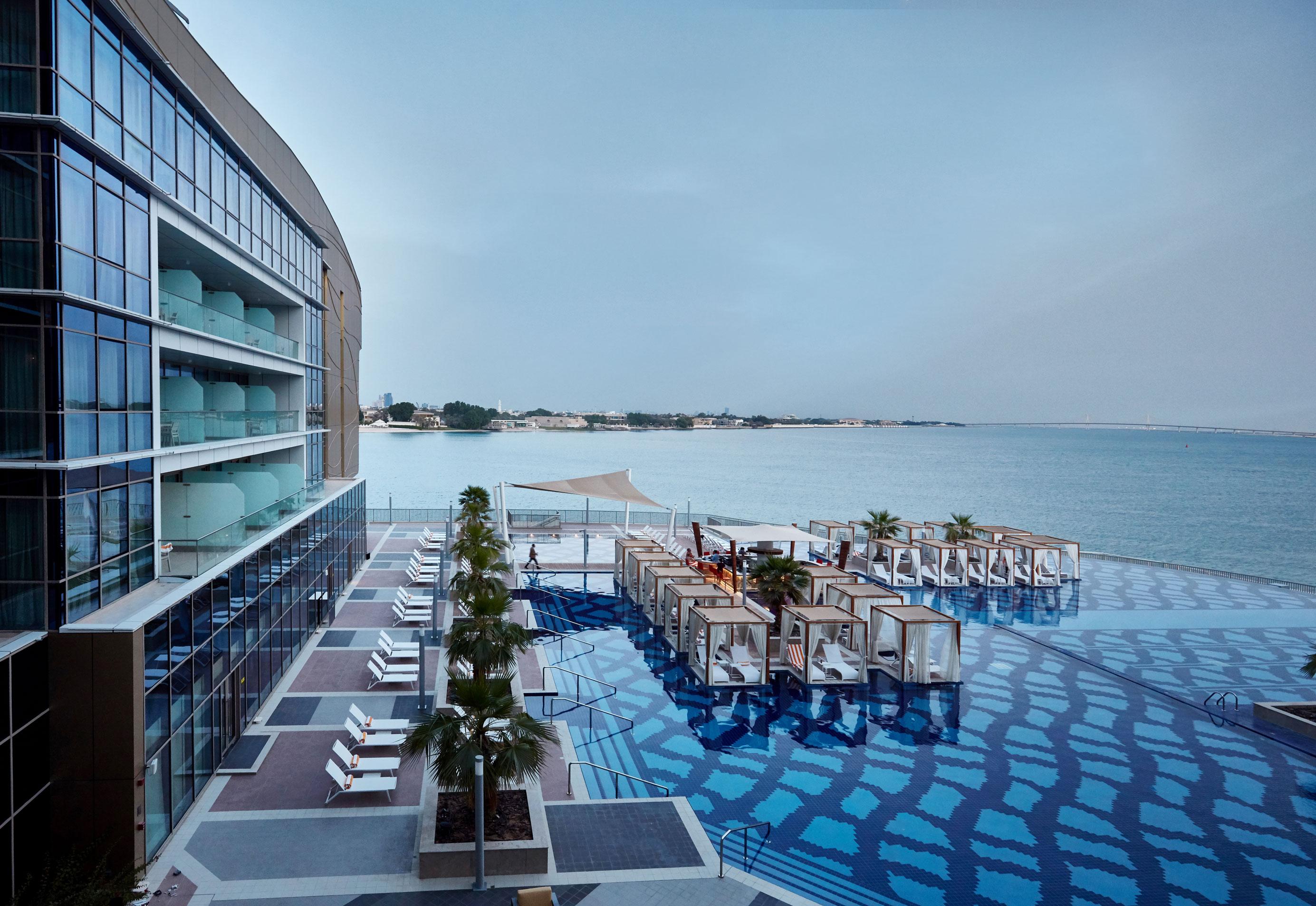 Royal M Hotel Abu Dhabi By Gewan Bagian luar foto The swimming pool at the hotel