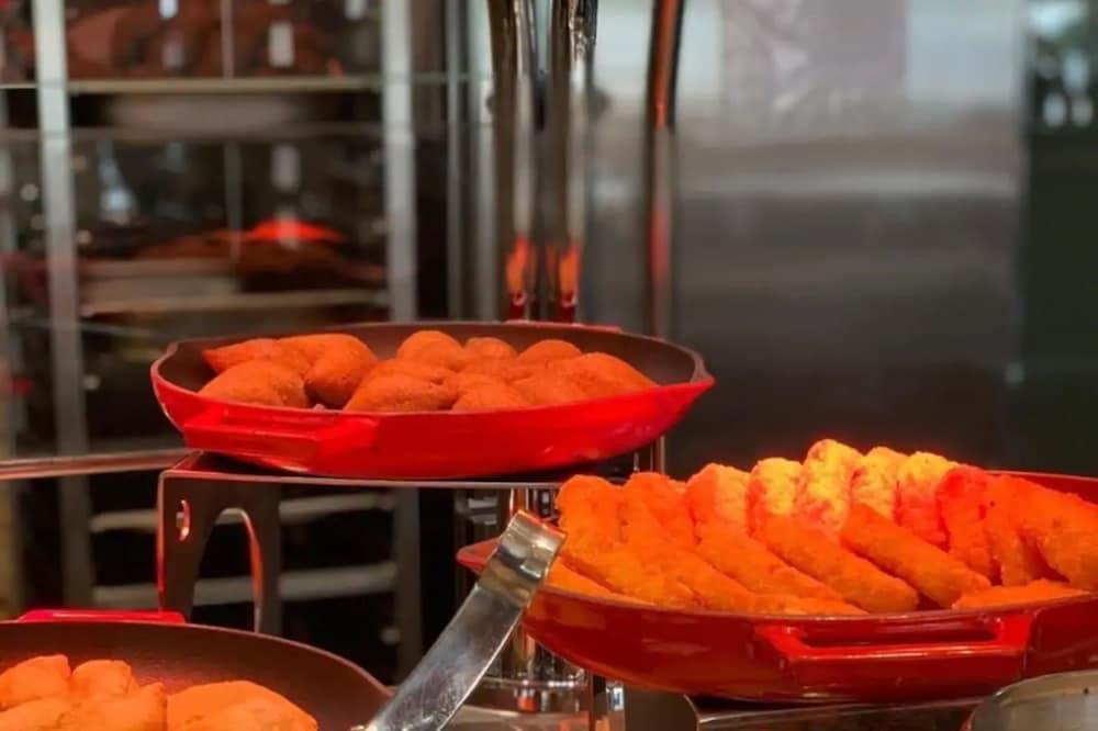 Royal M Hotel Abu Dhabi By Gewan Bagian luar foto A chafing dish