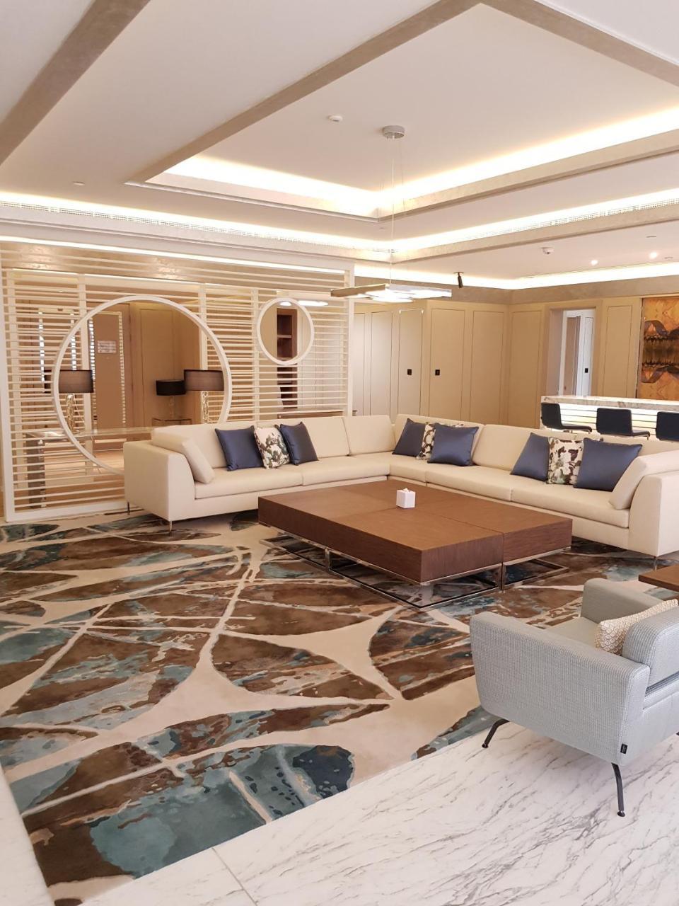 Royal M Hotel Abu Dhabi By Gewan Bagian luar foto A living room