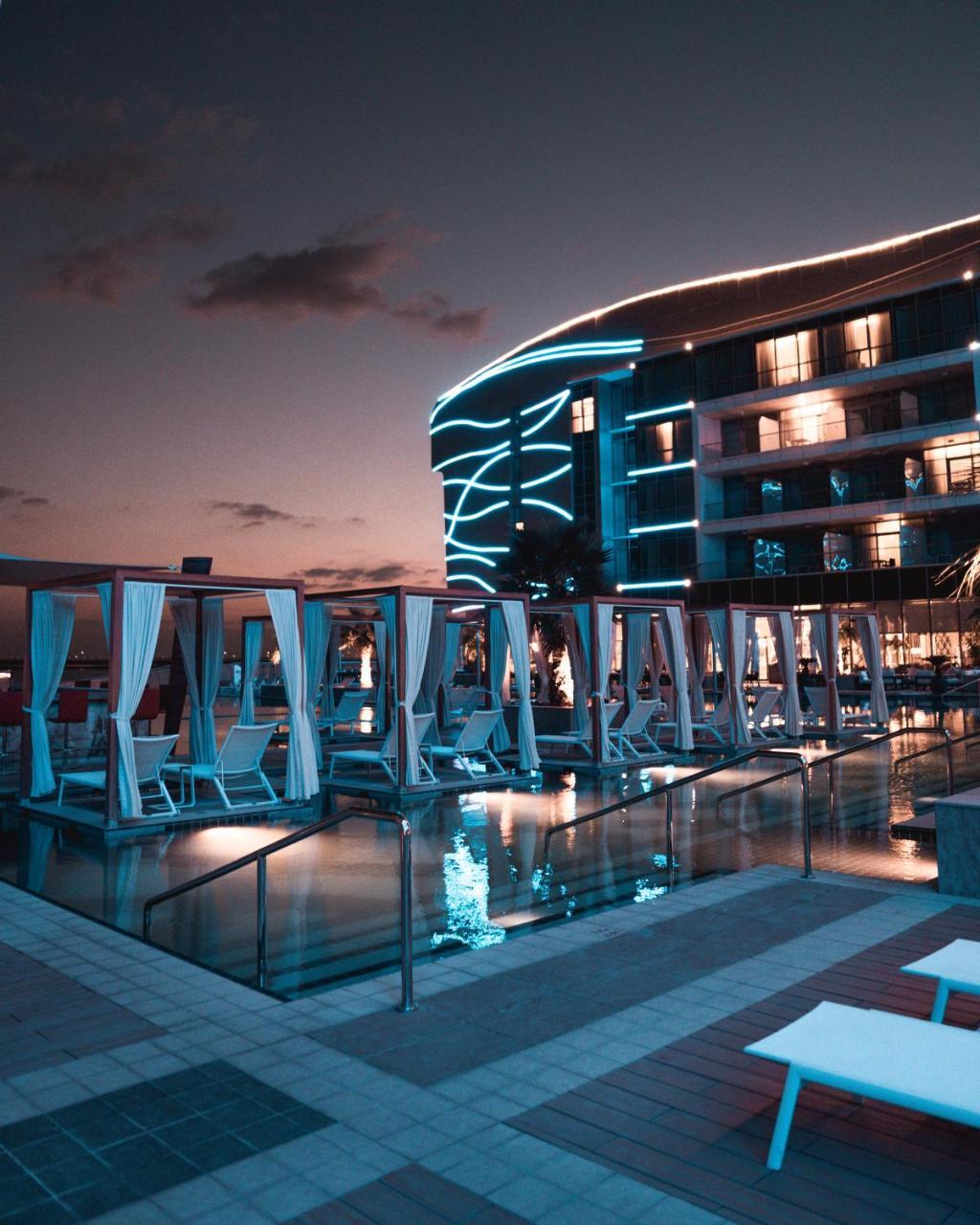 Royal M Hotel Abu Dhabi By Gewan Bagian luar foto The hotel at night