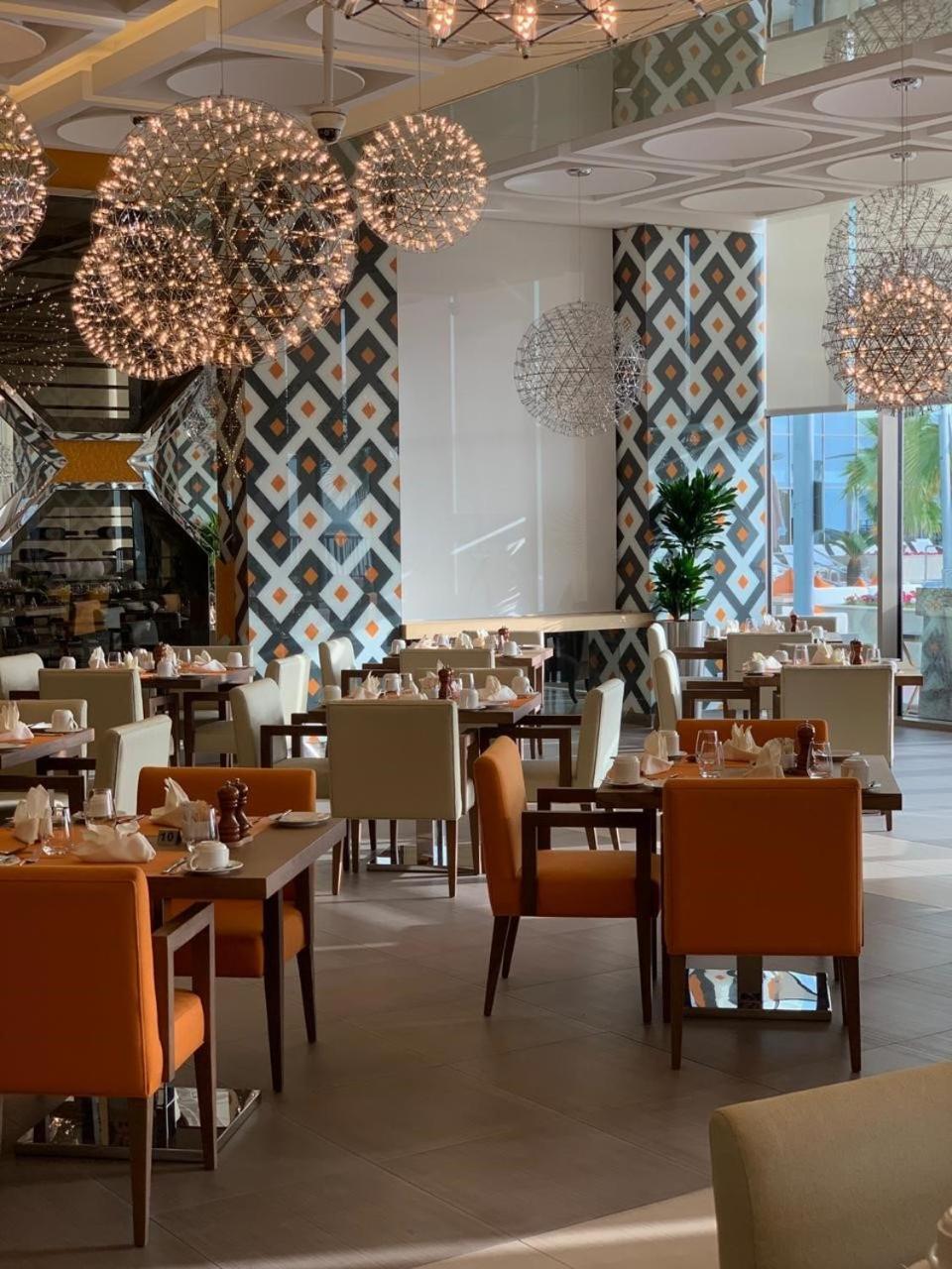 Royal M Hotel Abu Dhabi By Gewan Bagian luar foto The interior of the restaurant