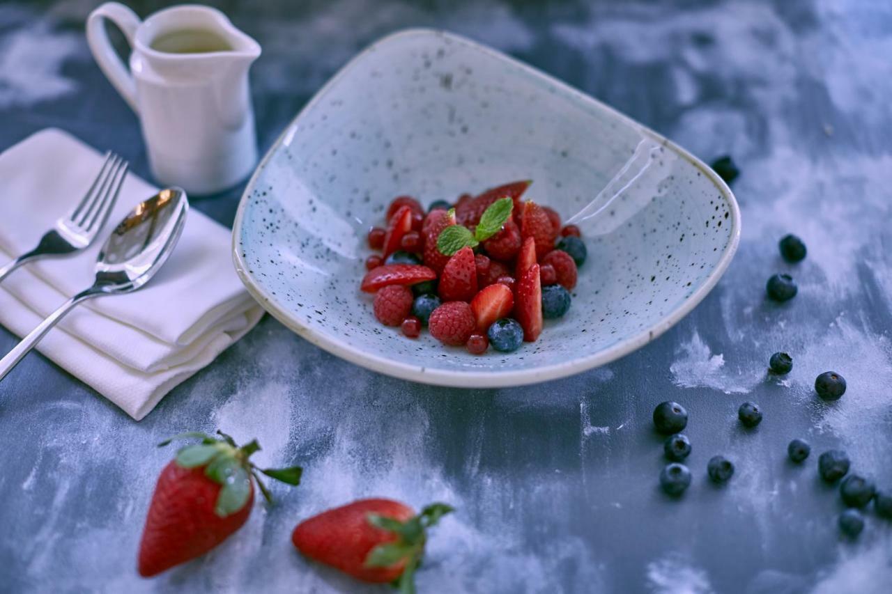 Royal M Hotel Abu Dhabi By Gewan Bagian luar foto A fruit salad