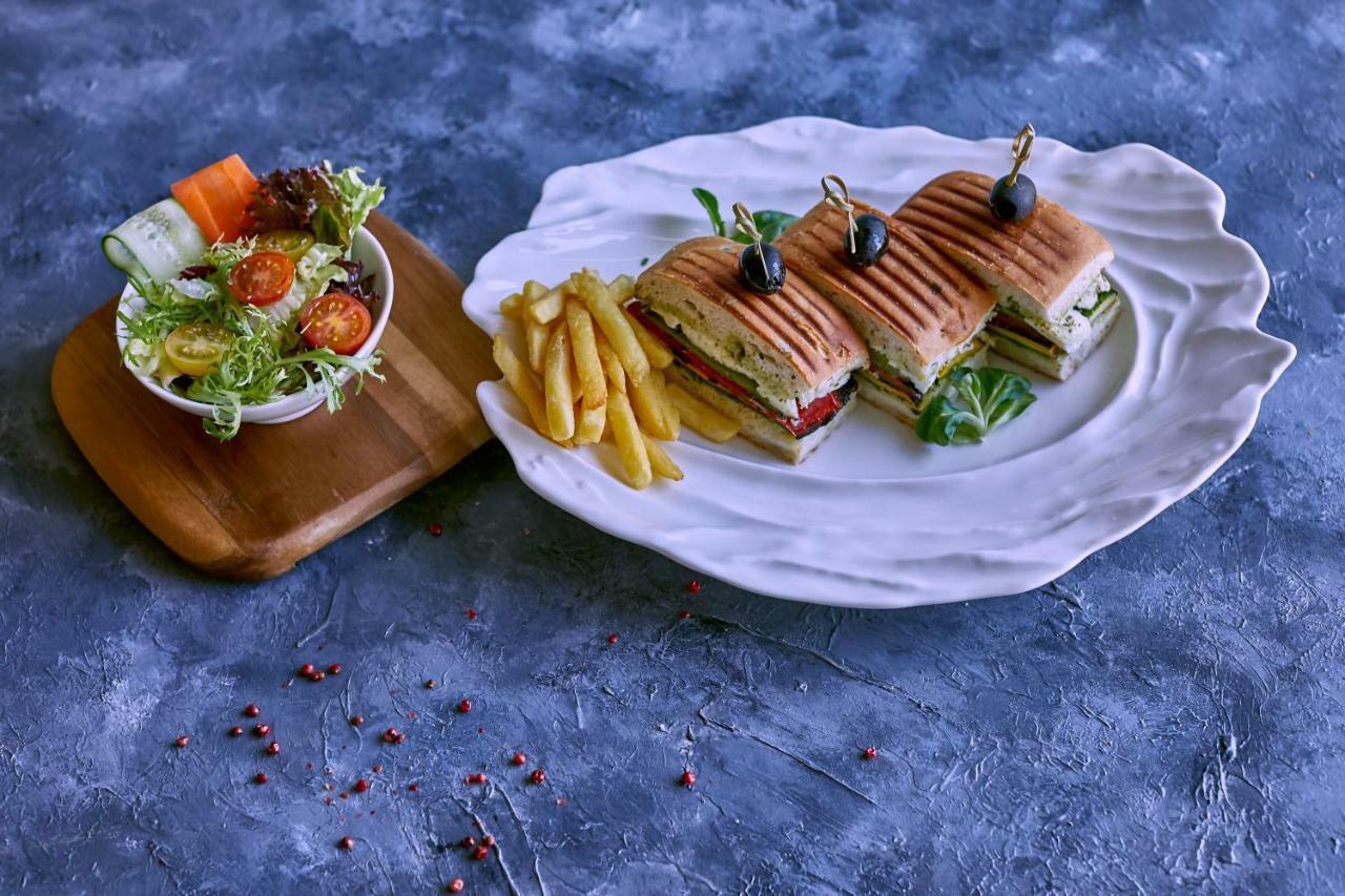 Royal M Hotel Abu Dhabi By Gewan Bagian luar foto A club sandwich with chips and a side salad